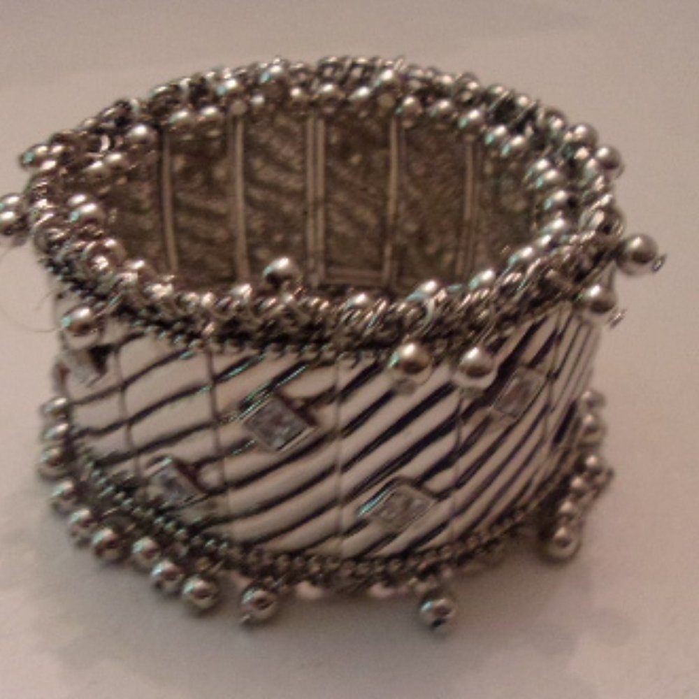 NWT LOVELY BRACELET & EARRINGS. TUB 1 -4